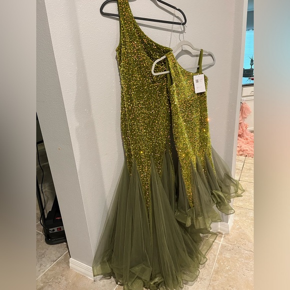 Mommy and me One Shoulder Mesh Hem Velvet Sequin Formal Dress Elegant gown - Picture 4 of 11